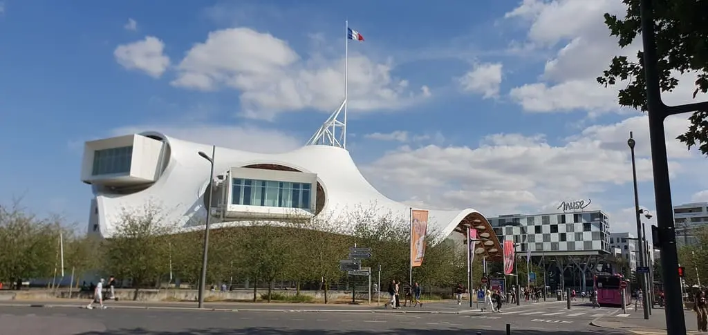 Centre pompidou qui se situe à quelques minutes de la paix en corps - Metz